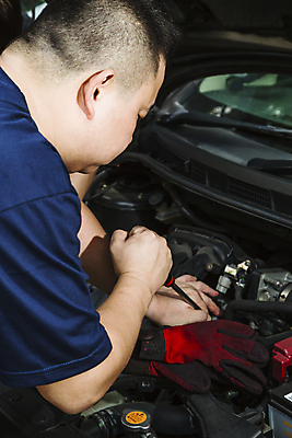 포토 JPG 해외이미지 직업 손 남자 유니폼 부분 교통시설 자동차 열쇠 노동자 기술 한명 안전 사람 동양인 상점 공구 나사 스패너 작업 작업실 수리 역 확인 서비스 가스 고정 엔진 정비공 모터 유지 고용 깨짐 자동 조율 차고 해외202004 해외포토 1 옷 육상교통 교통 컨셉 인종 신체부위 구직 도구 기술자 시설 채용 파일형식 이미지허브