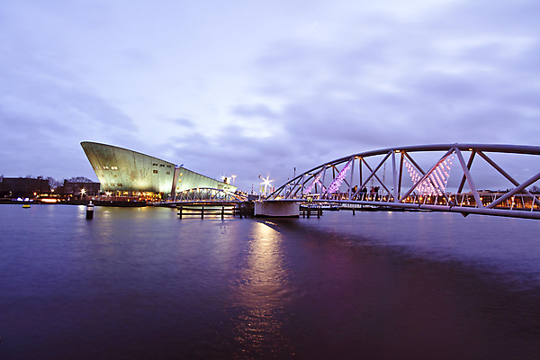 포토 JPG 해외이미지 건축양식 사람없음 건물 물 항구 황혼 일몰 새벽 도시 네덜란드 암스테르담 해외202004 해외포토 자연요소 건축물 건축 유럽 교통시설 노을 파일형식 이미지허브