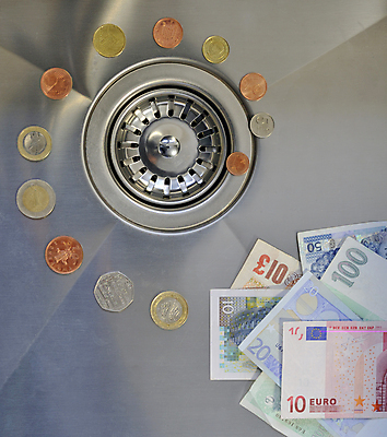 포토 JPG 해외이미지 지폐 돈 실내 사람없음 동전 싱크대 낭비 적자 해외202004 해외포토 컨셉 내부 재산 개수대 파일형식 이미지허브