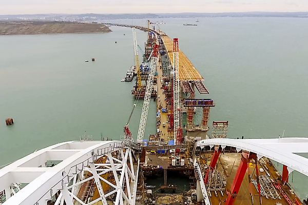 포토 JPG 해외이미지 산업 도로 바다 건축양식 교통시설 하늘 안전 사람없음 건물 검은색 기계 장비 탐험 기둥 고속도로 헬리콥터 계획 정상 연결 아래 기중기 시설 아치 상업 무거움 공학 단상 보험 유지 지원 철강 콘크리트 해외202004 해외포토 건축물 교육 건축 길 컬러 교통 컨셉 비행기 중장비 무게 방향 위치 파일형식 이미지허브