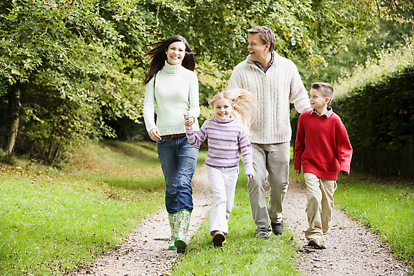 포토 JPG 해외이미지 주간 백인 커플 남자 딸 감정 초등학생 어린이 중년 소년 여러명 성인 아빠 소프트포커스 형제 남동생 블러 해외202004 해외포토 자연요소 서양인 학생 다수 가족 관계 촬영기법 사람 동생 파일형식 이미지허브