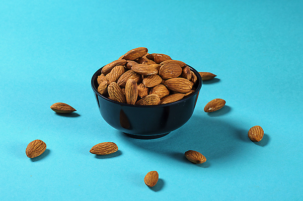포토 JPG 해외이미지 그릇 백그라운드 다이어트 건조 사람없음 파란색 아몬드 해외202004 해외포토 식기 컬러 건강 견과류 파일형식 이미지허브