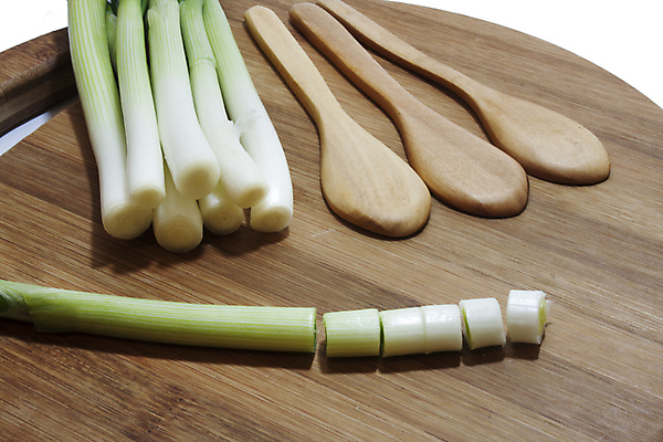 포토 JPG 해외이미지 식물 음식 백그라운드 컨셉 잎 농업 채소 전구 양파 건강 사람없음 목재 초록색 숟가락 봄 샐러드 흰색 신선 다발 허브 날것 성분 내추럴 쪽파 채식주의자 해외202004 해외포토 나무 계절 산업 컬러 재료 수저 채식 파 파일형식 이미지허브