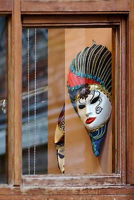 포토 JPG 해외이미지 응시 시선 벽 컨셉 창문 유리 추상 프레임 실내 가면 사람없음 야외 건물 장식 빨간색 파란색 컬러풀 갈색 축제 이탈리아 게임 도시 신비 극장 베네치아 가면무도회 옛날 해외202004 해외포토 건축물 유럽 컬러 무늬 재질 놀이 내부 무도회 파일형식 이미지허브