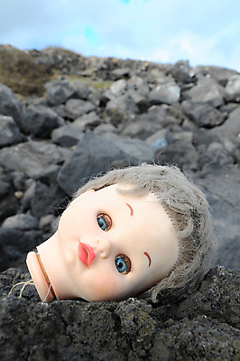 포토 JPG 해외이미지 얼굴 어린이 인형 사람없음 장난감 머리 중국 할로윈 사막 수확 골동품 흰색 죽음 아기 무서움 악마 버리기 복고 살인 나쁜 그런지 깨짐 옛날 호러 오싹 해외202004 해외포토 감정 아시아 컬러 컨셉 농업 모션 사람 신체부위 범죄 공포 파일형식 이미지허브