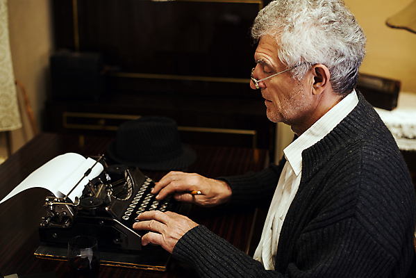 포토 JPG 해외이미지 노년 남자 종이 안경 생각 실내 창조 한명 사람 앉기 가로 인테리어 백발 타이핑 기록 작업 주름 기자 편지 작가 집중 책상 문서 작업도구 타자기 구식 심각 옛날 해외202004 해외포토 직업 1 헤어스타일 디자인 잡화 가구 컨셉 모션 성인 내부 골동품 도구 파일형식 이미지허브