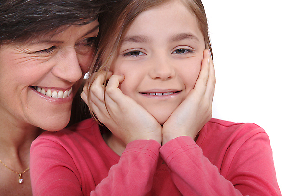 포토 JPG 해외이미지 손 응시 여자 행복 할머니 어린이 분홍색 포옹 손녀 함께함 사람 성인 두명 머리 흰색 우아함 중앙 스웨터 손주 고립 해외202004 해외포토 시선 노년 감정 컬러 컨셉 상의 가족 안기 신체부위 파일형식 이미지허브