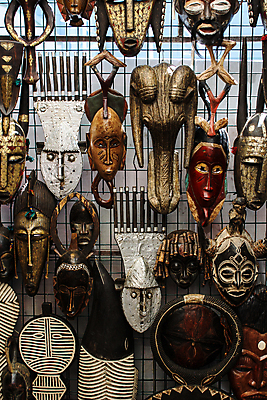 포토 JPG 해외이미지 전통 디자인 문화 얼굴 조각 아프리카 매달리기 가면 미술 사람 사람없음 목재 갈색 머리 검은색 의식 신비 오브젝트 목각 부족 남아프리카 옛날 오리지널 핸드메이드 많음 해외202004 해외포토 나무 나라 컬러 컨셉 재료 모션 문화예술 신체부위 파일형식 이미지허브