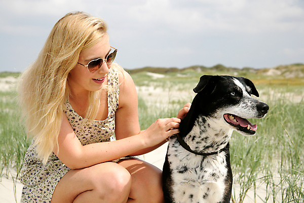 포토 JPG 해외이미지 동물 드레스 안경 여유 모래 바다 포즈 이동 신체 발 자연 하늘 휴가 휴식 한명 반려동물 금발 선글라스 달리기 태양 기쁨 개 모래언덕 알래스카 거짓말 발트해 보호구역 양발 해외202004 해외포토 자연요소 1 헤어스타일 잡화 옷 감정 컨셉 포유류 모션 북유럽 사람 신체부위 미국 언덕 생태계 구역 파일형식 이미지허브