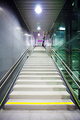 포토 JPG 해외이미지 여행 비즈니스 건축양식 모션 실내 사람없음 내부 건물 계단 기차 도시 비엔나 오스트리아 전철 역 쇼핑몰 에스컬레이터 일반 단계 방법 해외202004 해외포토 건축물 건축 유럽 육상교통 교통시설 대중교통 파일형식 이미지허브