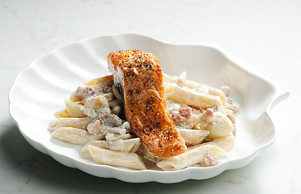 포토 JPG 해외이미지 그릇 접시 음식 파스타 실내 건강 어류 요리 사람없음 내부 인테리어 식사 닫기 굽기 묘사 영양 연어 건강식 영양분 정물화 채식주의자 펜네 해외202004 해외포토 식기 디자인 모션 서양음식 수중동물 구이 그림 채식 파일형식 이미지허브