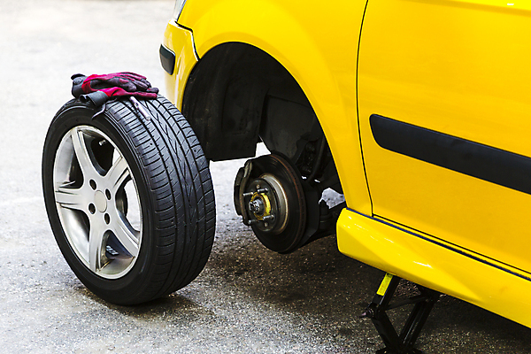 포토 JPG 해외이미지 직업 장갑 부분 교통시설 자동차 휴식 안전 사람없음 빨간색 노란색 상점 공구 나사 스패너 작업 작업실 플랫 수리 콘센트 역 확인 서비스 타이어 가스 고정 정비공 모터 유지 고용 깨짐 단절 자동 조율 차고 카피스페이스 해외202004 해외포토 잡화 육상교통 컬러 교통 컨셉 공백 구직 도구 기술자 시설 채용 파일형식 이미지허브