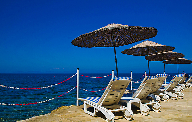 포토 JPG 해외이미지 모래 바다 여행 의자 우산 자연 하늘 호텔 지붕 휴가 휴식 항해 손바닥 사람없음 야외 목재 물 파란색 태양 여행객 맑음 뜨거움 고급 보호 그늘 휴양지 양산 칠면조 가림막 해외202004 해외포토 자연요소 나무 손 컬러 가구 컨셉 배_교통 재료 조류 숙소 날씨 사람 장소 생태계 파일형식 이미지허브