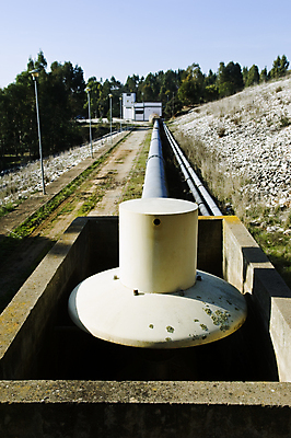 포토 JPG 해외이미지 식물 사람없음 초록색 물 환경 보호 댐 하락 수납 튜브 펌프 진행 개발 분배 생태학 수도교 줄이기 파이프라인 공급 해외202004 해외포토 자연요소 공공시설 교육 컬러 컨셉 모션 다리_건축물 파이프_관 파일형식 이미지허브