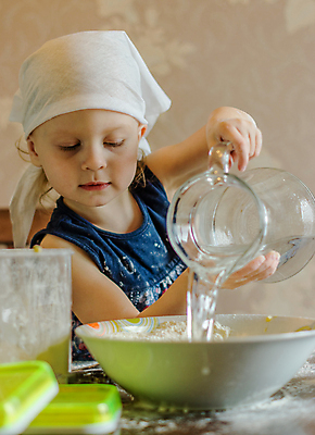 포토 JPG 해외이미지 1 라이프스타일 손 여자 교육 행복 어린이 음식 빵 크리스마스 가족 탁자 휴가 주택 요리 한명 사람 소녀 목재 쿠키 케이크 주방 요리사 식사 축하 아기 작음 굽기 준비 반죽 만들기 밀가루 밀가루반죽 제빵사 캡모자 해외202004 해외포토 나무 직업 모자_잡화 기념일 감정 가구 컨셉 재료 관계 모션 디저트 건물 생활 신체부위 크기 가루 구이 파일형식 이미지허브