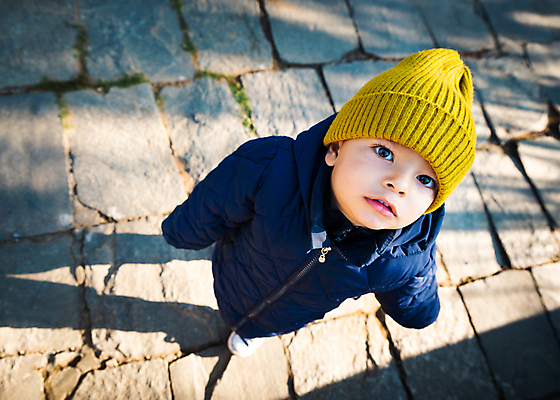 포토 JPG 해외이미지 백인 1 옷 계절 얼굴 어린이 겨울 날씨 따뜻함 한명 사람 소년 야외 파란색 맑음 재킷 추위 코트 올려보기 흰색 아기 달콤 호기심 걸음마 진짜 캡모자 혼혈 해외202004 해외포토 서양인 모자_잡화 남자 감정 컬러 컨셉 모션 신체부위 외투 맛 다문화 파일형식 이미지허브