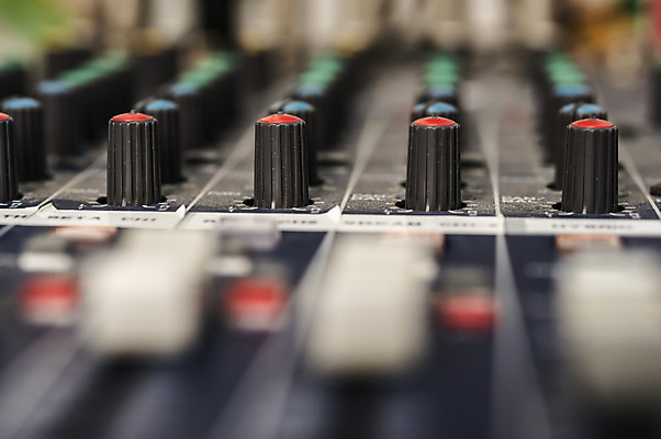 포토 JPG 해외이미지 직업 산업 음악 버튼 사람없음 디지털 텔레비전 소리 장비 볼륨 혼합 믹서 DJ 책상 라디오 오디오 스테레오 위로 뮤지컬 섞기 제어 해외202004 해외포토 가구 문화예술 전자제품 파일형식 이미지허브