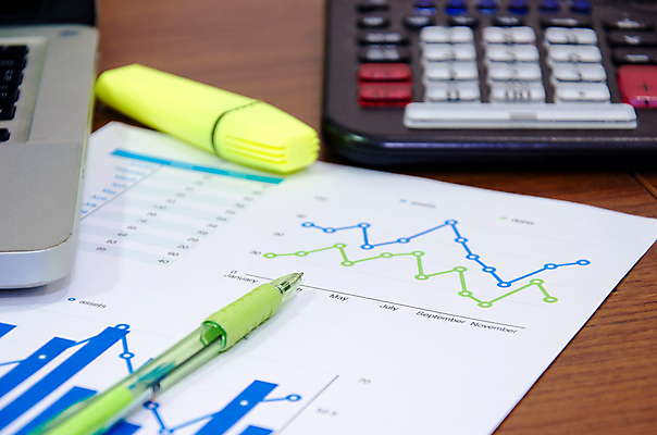 포토 JPG 해외이미지 종이 백그라운드 비즈니스 성공 그래프 사람없음 초록색 금융 경제 사무실 펜 자료 계산기 성장 흰색 시장 주식 보고서 투자 보여주기 회계 세금 해외202004 해외포토 컬러 컨셉 모션 문구용품 필기구 장비 파일형식 이미지허브