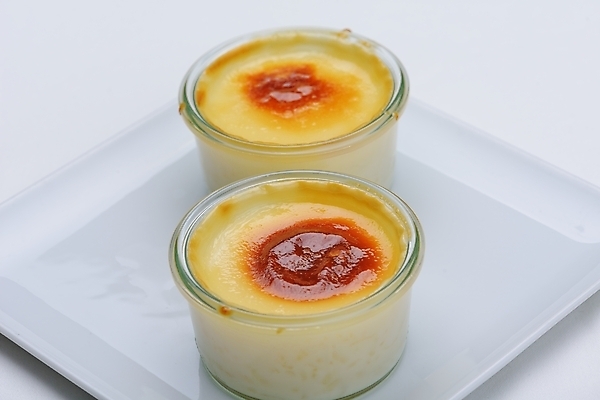 포토 JPG 해외이미지 실내 사람없음 두개 흰배경 푸딩 크렘브륄레 해외202004 해외포토 백그라운드 2 디저트 내부 흰색 파일형식 이미지허브