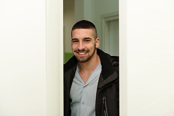 포토 JPG 해외이미지 주택 자물쇠 실내 손잡이 한명 미소 안전 문 기쁨 오픈 편안함 입장 만족 시작 환영 해외202004 해외포토 1 감정 표정 사람 내부 건물 감각 파일형식 이미지허브