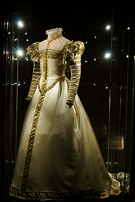 포토 JPG 해외이미지 드레스 유럽 사람없음 유행 흰색 중세 역사 황금 보석 전시회 묘사 박물관 체코 소매 해외202004 해외포토 옷 나라 컬러 전시 광석 파일형식 이미지허브