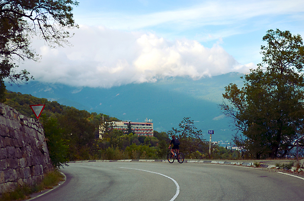 포토 JPG 해외이미지 도로 길 바다 곡선 자연 산 풍경 사람없음 빨간색 물 파란색 고속도로 언덕 태평양 우크라이나 해외202004 해외포토 자연요소 유럽 선 컬러 교통시설 생태계 파일형식 이미지허브