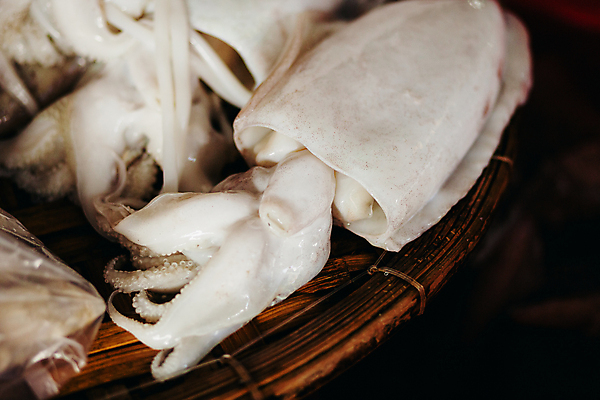 포토 JPG 해외이미지 아시아 음식 바다 백그라운드 자연 건강 요리 동양인 사람없음 쌓기 식사 저녁식사 흰색 신선 그룹 시장 먹기 해산물 오징어 날것 지역 많음 해외202004 해외포토 나라 컬러 컨셉 모션 연체동물 인종 수중동물 생태계 파일형식 이미지허브