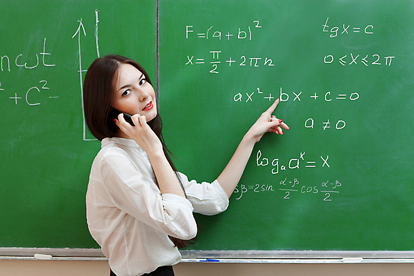 포토 JPG 해외이미지 백인 직업 학생 여자 교육 과학 교실 학교 대화 한명 사람 성인 초록색 스터디 강사 교사 교수 칠판 기록 발표 가르침 그룹 강의 그림 대학교 공식 개발 물리학 세미나 지능 해외202004 해외포토 서양인 1 컬러 말하기 학습 물리 파일형식 이미지허브