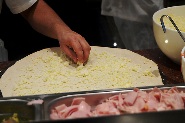 포토 JPG 해외이미지 직업 전통 남자 음식 빵 백그라운드 토마토 탁자 치즈 피자 마늘 요리 사람없음 장식 과자 주방 식당 앞치마 버섯 이탈리아 카페 빵집 흰색 신선 업무 클래식 닫기 오븐 크루즈 굽기 속도 햄 날것 반죽 만들기 레시피 성분 모짜렐라치즈 제빵사 조작 채식주의자 피자집 핸드메이드 해외202004 해외포토 유럽 컬러 가구 컨셉 배_교통 채소 모션 디저트 유제품 패스트푸드 서양음식 육류 사람 상점 가전제품 작업 구이 채식 파일형식 이미지허브