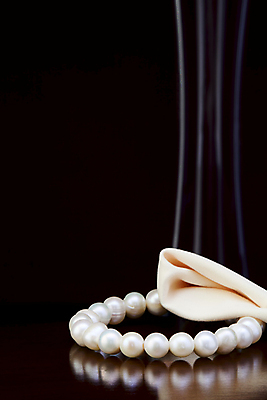 포토 JPG 해외이미지 팔찌 사람없음 빛 반사 유행 검은색 장비 화려 클래식 고급 우아함 보석 수집 구슬 만족 보물 구식 해외202004 해외포토 감정 컬러 컨셉 장신구 광석 파일형식 이미지허브