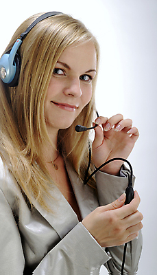 포토 JPG 해외이미지 직업 1 여자 얼굴 선 비즈니스 통신 대화 한명 미소 사람 정장 성인 사무실 판매 헤드폰 듣기 장비 회색 흰색 도움 비즈니스우먼 센터 연결 고객 마이크 서비스 컨설턴트 안내원 비서 고립 운영자 지원 대리인 해외202004 해외포토 옷 컬러 음향기기 컨셉 모션 표정 말하기 신체부위 직장인 전문직 상담 파일형식 이미지허브