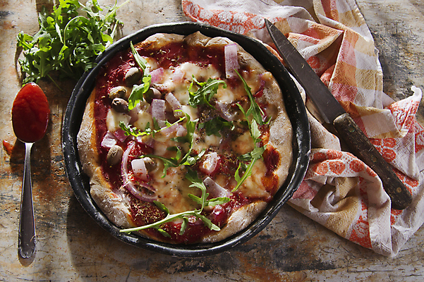 포토 JPG 해외이미지 접시 피자 실내 사람없음 하이앵글 숟가락 나이프 토마토소스 나무탁자 루꼴라 해외202004 해외포토 식기 뷰포인트 채소 탁자 패스트푸드 서양음식 수저 내부 소스_음식 칼 파일형식 이미지허브