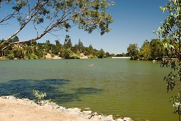 포토 JPG 해외이미지 나무 공원 호수 자국 하늘 사람없음 물 산책 하이킹 저수지 보트 개울 댐 캘리포니아 일요일 일반 바이킹 뱃놀이 페달 해외202004 해외포토 자연요소 식물 공공시설 배_교통 레저 휴식 강 전통놀이 미국 요일 파일형식 이미지허브