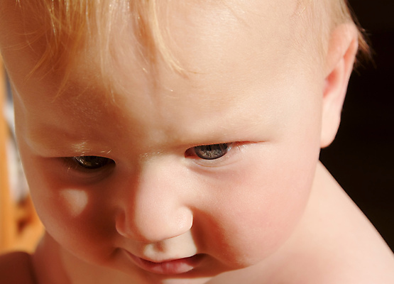 포토 JPG 해외이미지 백인 응시 얼굴 어린이 표정 한명 사람 소년 머리 기쁨 자녀 표현 아기 입 닫기 작음 호기심 턱 돌봄 천진난만 해외202004 해외포토 서양인 1 시선 남자 감정 컨셉 모션 신체부위 크기 파일형식 이미지허브