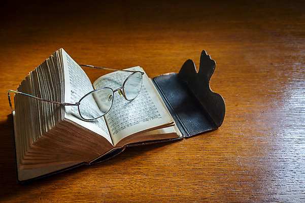 포토 JPG 해외이미지 유럽 기독교 종교 종이 컨셉 텍스트 탁자 사람없음 책 스터디 독서 교회 믿음 성경 정보 수확 골동품 기록 오픈 예수 영혼 역사 도서관 인쇄 문서 신성 천국 일반 복음 사실 세기 숭배 신앙심 옛날 중고 출판 해외202004 해외포토 교육 감정 나라 가구 농업 종교용품 종교건축 모션 건물 학습 신_종교 파일형식 이미지허브