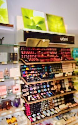 포토 JPG 해외이미지 백그라운드 신체 선반 건강 성인 사람없음 치료 유행 세일 상점 스파 화장품 시장 고급 선택 구매 고객 피부 크림 향수 진열장 향기 냄새 아로마 로션 모음 테라피 소매 악취 내추럴 돌봄 위생관리 해외202004 해외포토 가구 컨셉 의학 모션 관리 사람 한글 신체부위 쇼핑 뷰티 파일형식 이미지허브