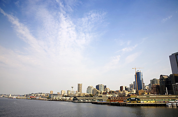 포토 JPG 해외이미지 건축양식 사람없음 야외 건물 물 도시풍경 항구 고층빌딩 도시 만 도심 전철 포트 대도시 스카이라인 시애틀 워싱턴 해외202004 해외포토 자연요소 건축물 건축 육상교통 교통시설 대중교통 풍경 빌딩 미국 파일형식 이미지허브