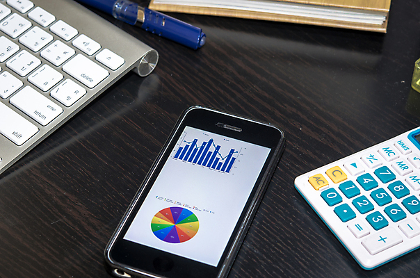 포토 JPG 해외이미지 비즈니스 모바일 그래프 사람없음 금융 스마트폰 핸드폰 디지털 스크린 자료 정보 달력 흰색 시장 주식 스마트 분석 상업 계산서 해외202004 해외포토 컬러 컨셉 경제 전자제품 스마트기기 파일형식 이미지허브