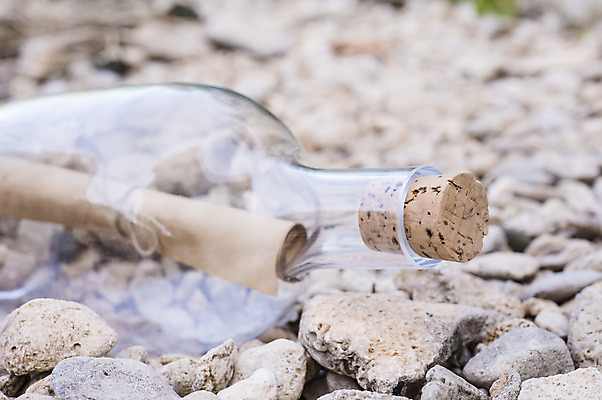 포토 JPG 해외이미지 종이 모래 바다 섬 컨셉 통신 유리 하늘 사람없음 물 파란색 쪽지 사막 메시지 땅 편지 코르크 sos 파라다이스 헬프 해외202004 해외포토 자연요소 컬러 재질 도움 구조요청 파일형식 이미지허브