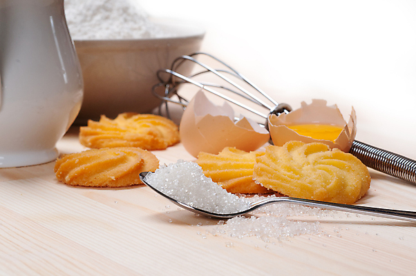 포토 JPG 해외이미지 그릇 주전자 사람없음 쿠키 계란 숟가락 설탕 준비 밀가루 제빵 거품기 나무배경 해외202004 해외포토 식기 백그라운드 주방용품 디저트 수저 제과제빵 알 가루 파일형식 이미지허브