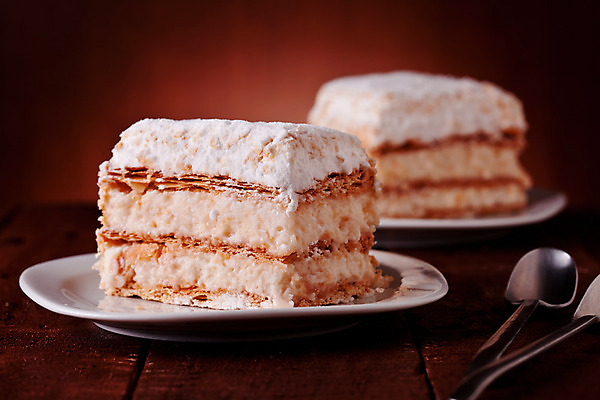 포토 JPG 해외이미지 식기 음식 디저트 사람없음 빨간색 갈색 노란색 케이크 숟가락 얼음 검은색 흰색 닫기 달콤 크림 무스 바닐라 페스츄리 해외202004 해외포토 자연요소 빵 컬러 모션 수저 맛 파일형식 이미지허브