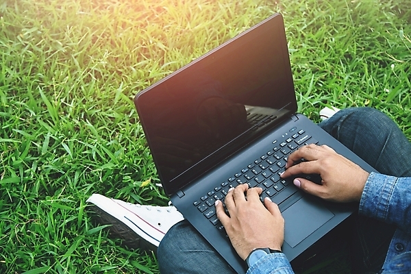 포토 JPG 해외이미지 직업 학생 라이프스타일 공원 커피 인터넷 비즈니스 통신 탁자 모바일 사람없음 노트북 스마트폰 컴퓨터 디지털 공책 업무 직장인 비즈니스맨 발표 이메일 연결 전화기 서비스 상업 온라인쇼핑 예약 단절 마케팅 성격 소셜 채팅 힙스터 해외202004 해외포토 공공시설 패션 남자 음료 가구 문구용품 생활 전자제품 핸드폰 스마트기기 쇼핑 작업 온라인 파일형식 이미지허브