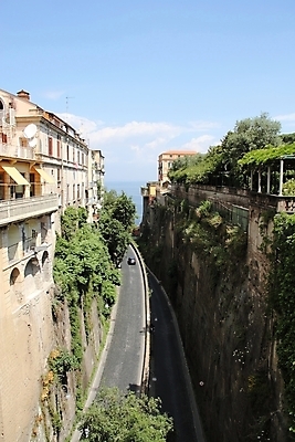 포토 JPG 해외이미지 유럽 도로 벽 여행 거리 사람없음 야외 여름 이탈리아 조약돌 도시 언덕 좁은 타운 굴곡 해외202004 해외포토 계절 나라 길 교통시설 돌_바위 파일형식 이미지허브