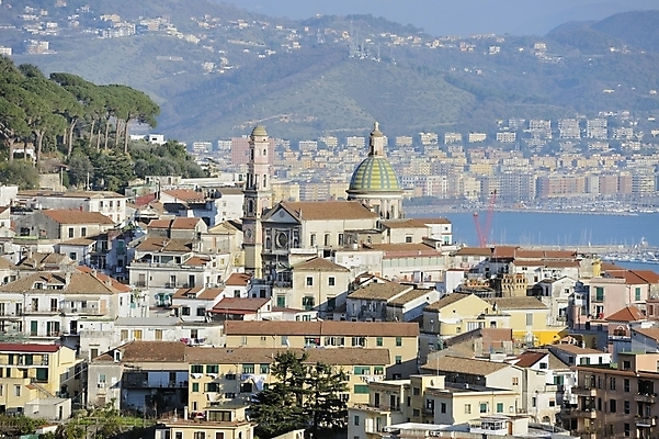 포토 JPG 해외이미지 유럽 바다 여행 건축양식 자연 하늘 휴가 산 주택 풍경 사람없음 초록색 여름 파란색 컬러풀 태양 여행객 마을 맑음 이탈리아 지중해 장면 타운 해외202004 해외포토 자연요소 계절 건축 나라 컬러 날씨 사람 건물 도시 생태계 파일형식 이미지허브