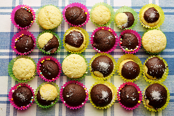 포토 JPG 해외이미지 모양 음식 빵 분홍색 부분 디저트 요리 사람없음 노란색 케이크 초콜릿 식사 빵집 흰색 신선 그룹 황금 달콤 아침식사 상품 작음 설탕 컵케이크 굽기 먹기 오브젝트 머핀 줄서기 페스츄리 핸드메이드 해외202004 해외포토 컬러 모션 상점 맛 크기 구이 파일형식 이미지허브