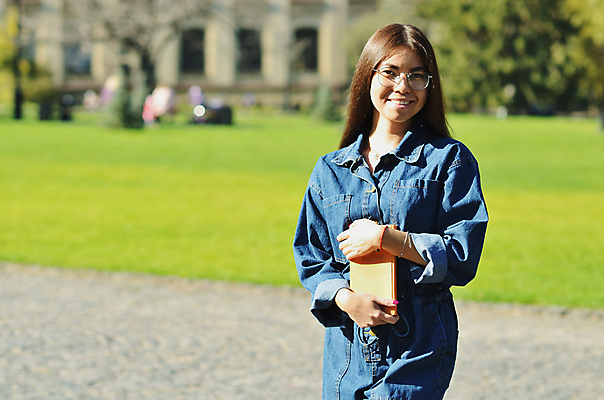 포토 JPG 해외이미지 백인 1 학생 응시 여자 교육 행복 안경 운동화 배낭 학교 한명 서기 사람 동양인 성인 야외 책 잡기 대학교 해외202004 해외포토 서양인 시선 잡화 감정 신발 가방 모션 인종 파일형식 이미지허브