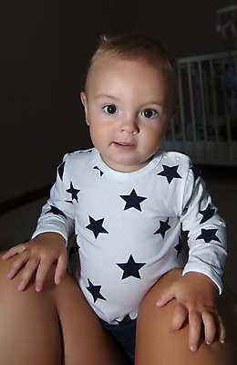 포토 JPG 해외이미지 백인 라이프스타일 응시 남자 행복 아들 얼굴 어린이 가족 서기 사람 소년 두명 앞모습 기쁨 흰색 아기 걸음마 천진난만 해외202004 해외포토 서양인 시선 감정 뷰포인트 컬러 컨셉 관계 모션 생활 신체부위 파일형식 이미지허브