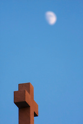 포토 JPG 해외이미지 실루엣 종교 백그라운드 십자가 하늘 사람없음 교회 달 바위 야간 달빛 심볼 옛날 해외202004 해외포토 자연요소 종교건축 촬영기법 건물 돌_바위 파일형식 이미지허브