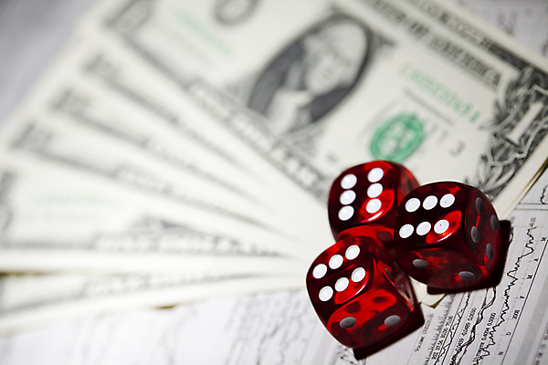 포토 JPG 해외이미지 지폐 실내 사람없음 아웃포커스 달러 도박 카지노 주사위 외화 겜블 해외202004 해외포토 돈 촬영기법 내부 금융 파일형식 이미지허브