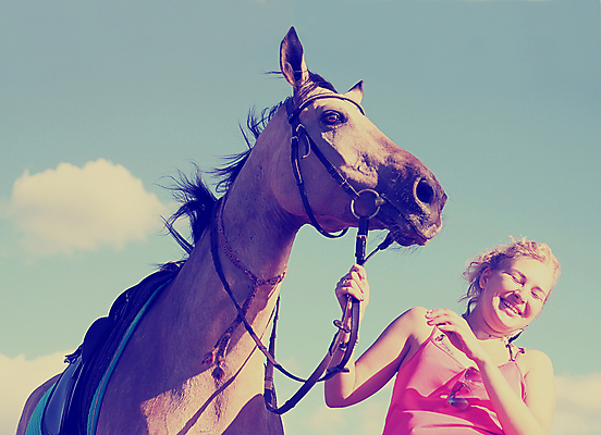 포토 JPG 해외이미지 동물 백인 구름 손 여자 얼굴 백그라운드 오렌지 하늘 함께함 한명 미소 웃음 사람 성인 야외 가로 여름 파란색 갈색 수확 복고 스타일 효과 해외202004 해외포토 자연요소 서양인 1 계절 컬러 컨셉 농업 과일 표정 신체부위 파일형식 이미지허브